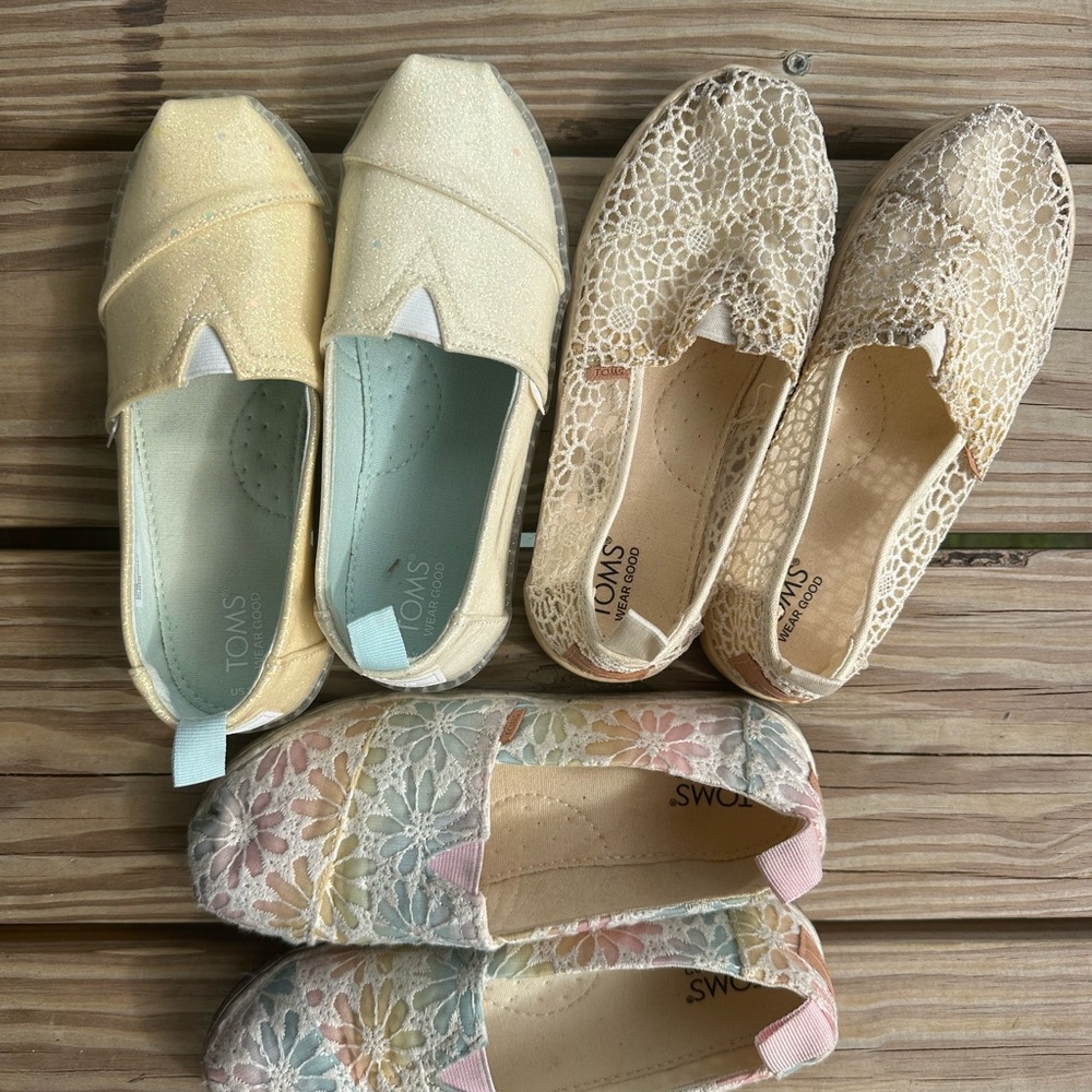 TOMS GIRLS shoes bundle slip on size 1